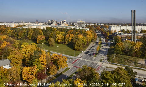 15.10.2025 - goldener Oktober mit Blick auf das Marx-Zentrum und Wohnanlage am Karl-Marx-Ring 52-62